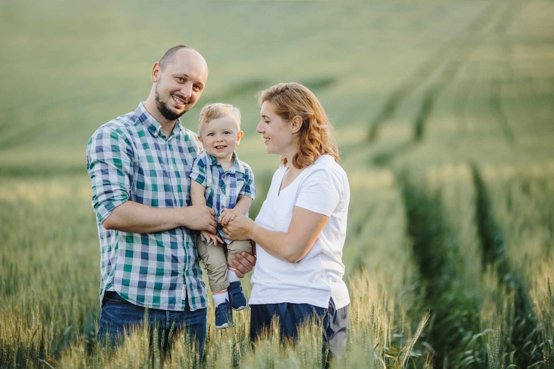 LIVEO ģimene pļavā